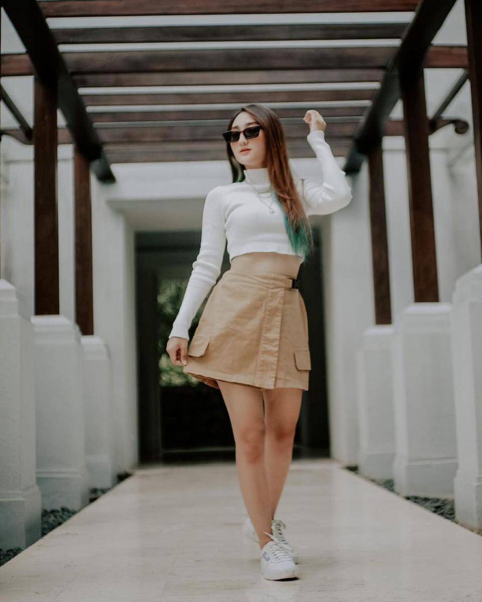 padu padan atasan putih ala Sandrina Mazaya (instagram.com/sandrinamazayya)