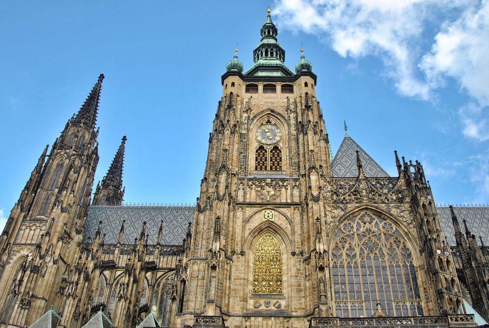 potret fasad Katedral St. Vitus, Praha yang merupakan gereja berarsitektur Gotik terbesar di Republik Ceko (pixabay.com/Duernsteiner)