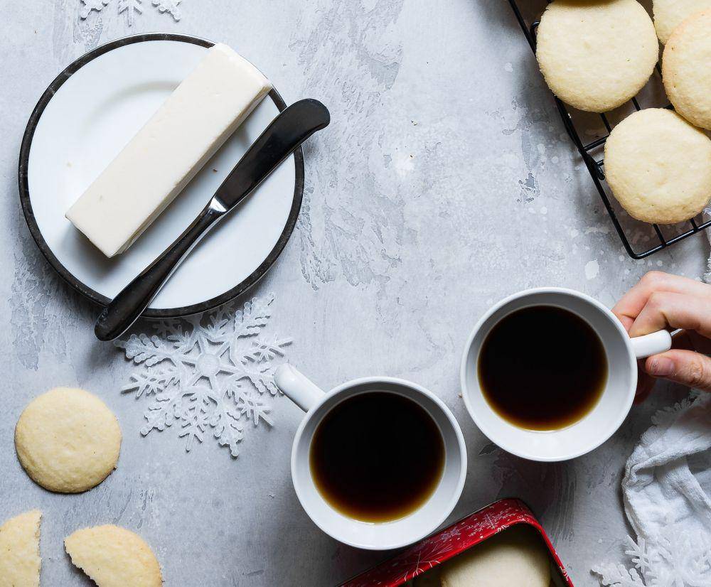ilustrasi kopi dan mentega (unsplash.com/Taylor Kiser)