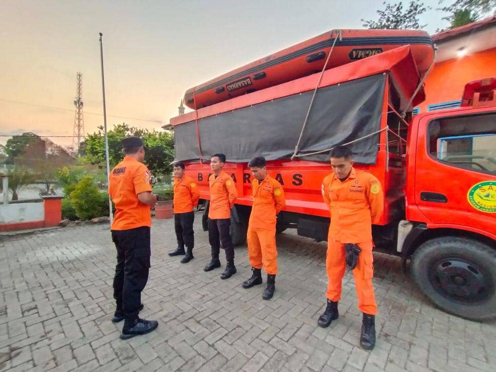 Tim SAR dari Basarnas dikerahkan mencari peternak sapi terbawa arus sungai di Kabupaten Enrekang, Rabu sore (8/11/2023). (Dok. Basarnas Makassar)