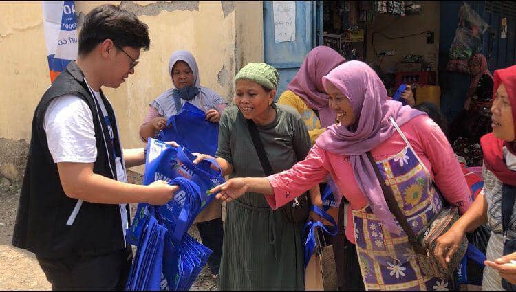 BRI Cabang Pekalongan membagikan tas belanja pada pengunjung di Pasar Kesesi, Kabupaten Pekalongan. (dok. BRI)