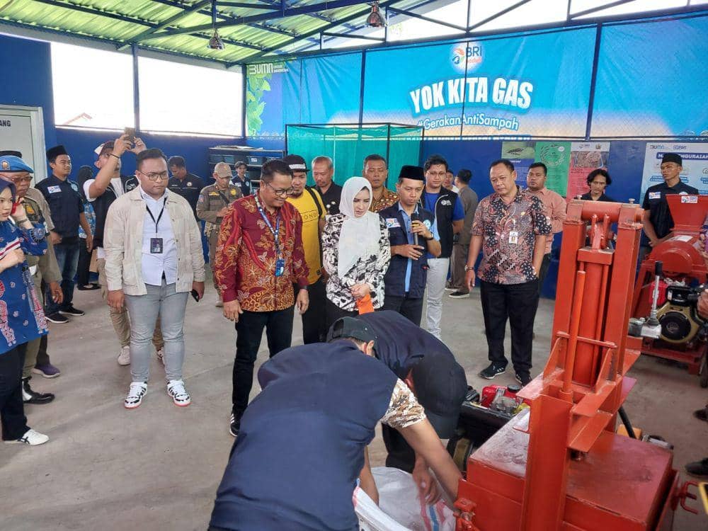 BRI Cabang Pekalongan meresmikan pembangunan tempat pengelolaan sampah terpadu (TPST) dan Bank Sampah Pasar Kesesi Kabupaten Pekalongan. (dok. BRI)