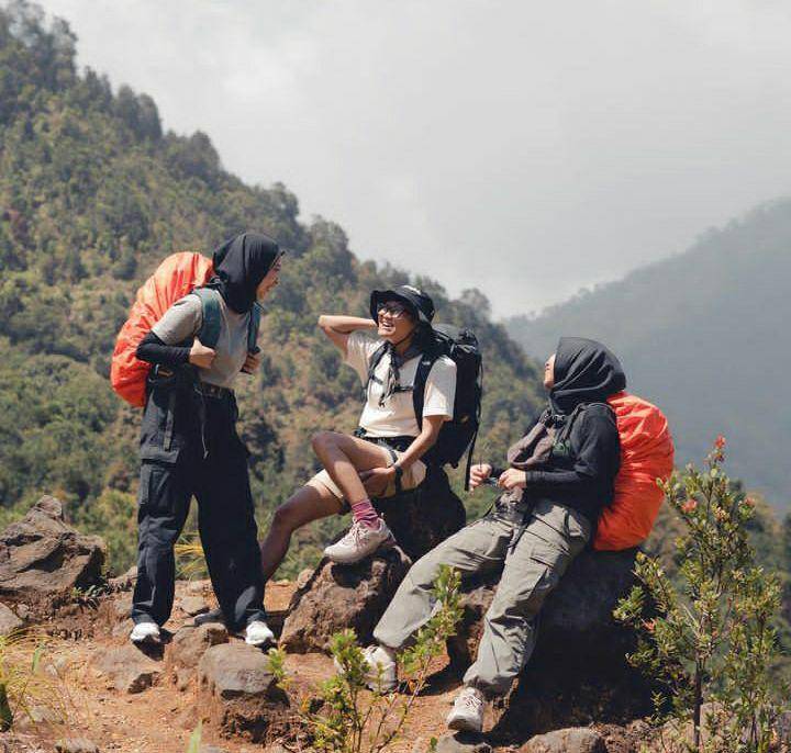 potret Aci Resti mendaki gunung Papandayan (instagram.com/aciresti)