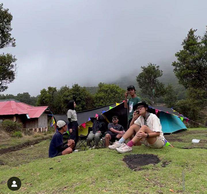 potret Aci Resti mendaki gunung Papandayan (instagram.com/aciresti)