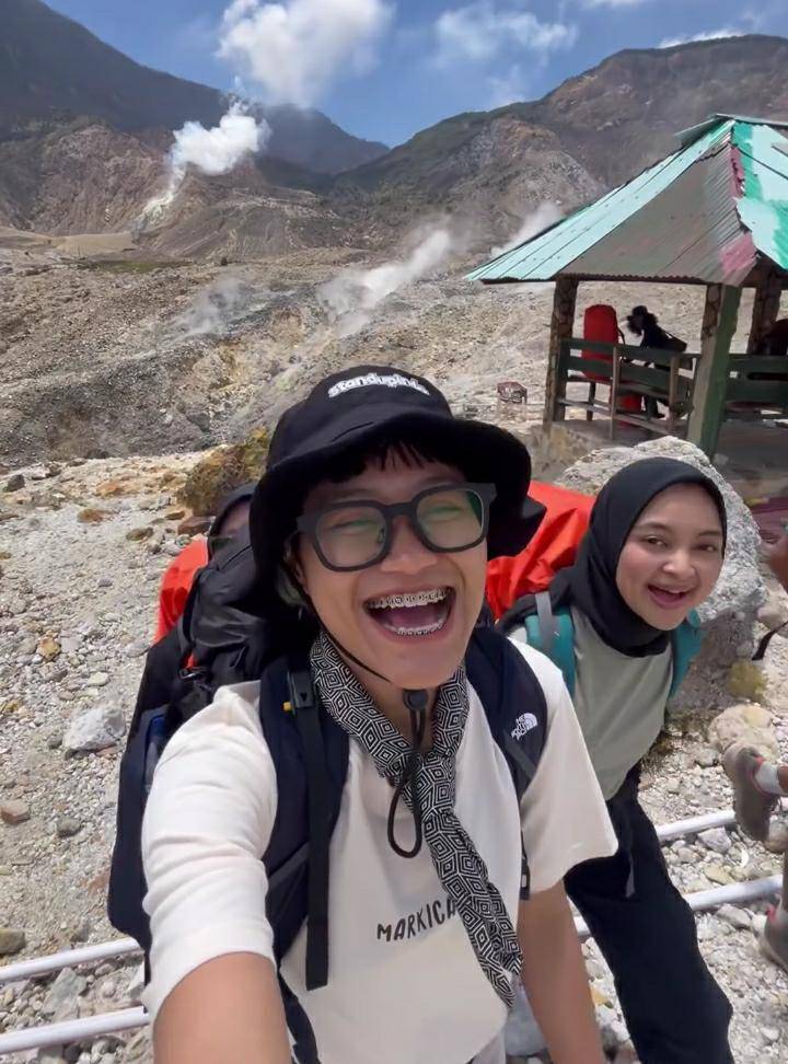 potret Aci Resti mendaki gunung Papandayan (instagram.com/aciresti)