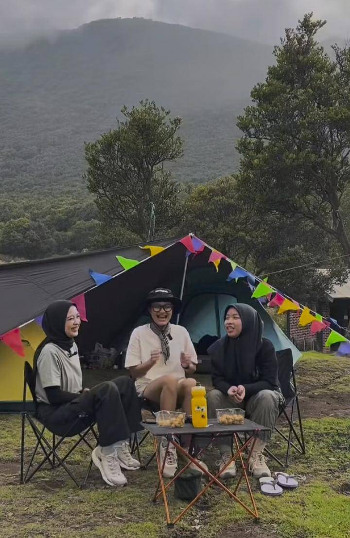potret Aci Resti mendaki gunung Papandayan (instagram.com/aciresti)