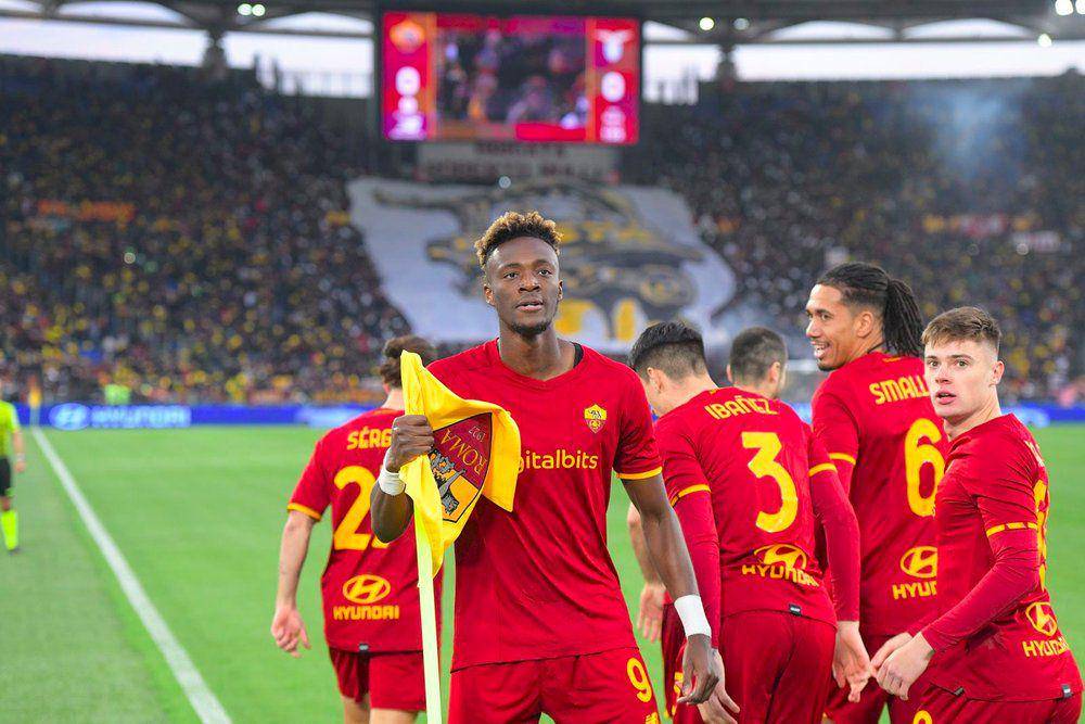 AS Roma merayakan gol ke gawang Lazio dalam derbi kedua di Serie A 2021/2022. (twitter.com/OfficialASRoma)