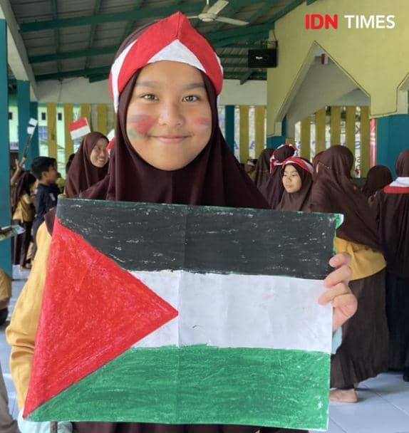 SDS IT Siti Hajar menggalang dana untuk Palestina (IDN Times/Indah Permata Sari)