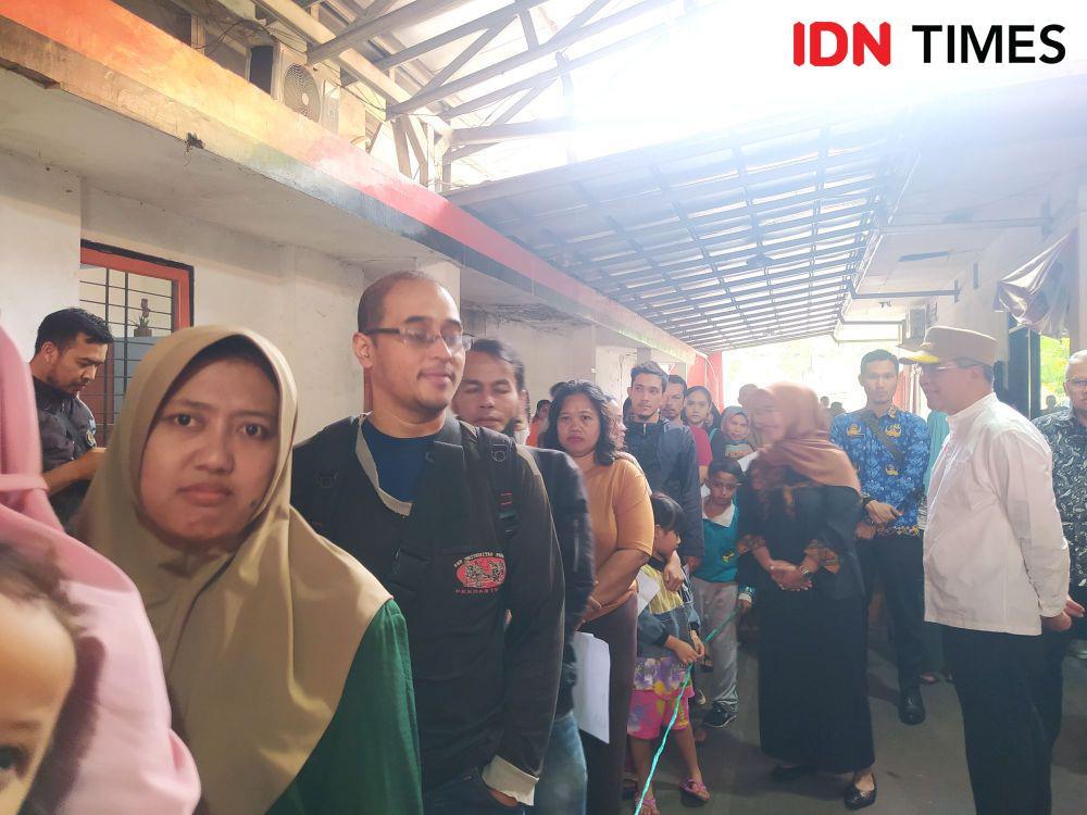 Emak-emak Serbu Beras Gratis Program Cadangan Pangan di Kota Cimahi