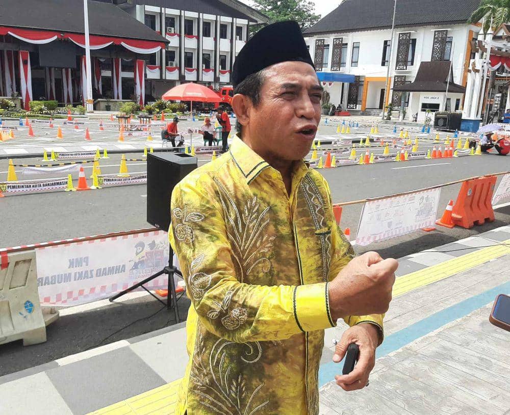 Pose mengepalkan tangan seperti ini masih diperbolehkan.