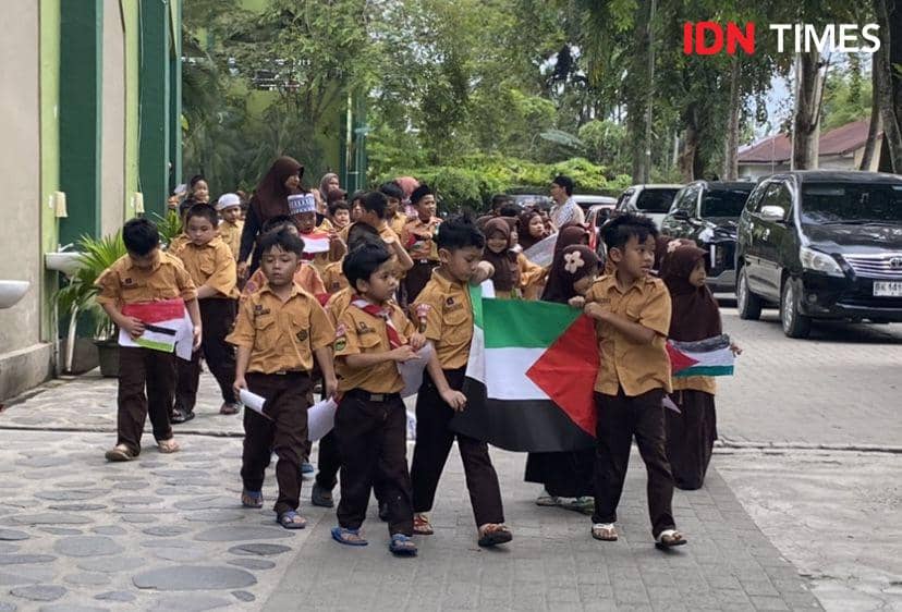 SDS IT Siti Hajar menggalang dana untuk Palestina (IDN Times/Indah Permata Sari)