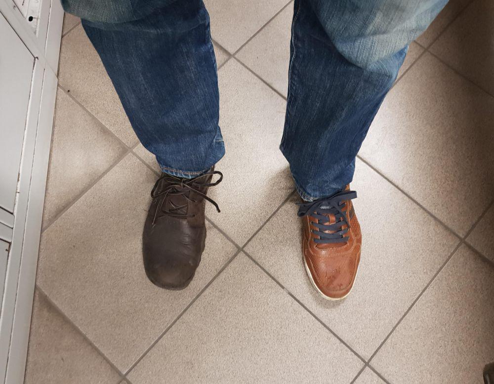 10 Momen Kocak Salah Pakai Sepatu, Jadi Beda Sebelah Gini