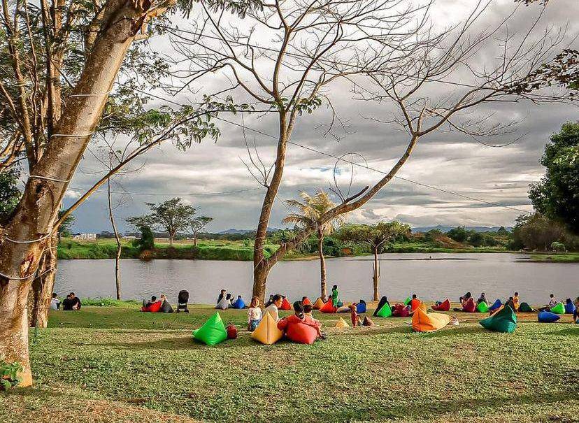 Menikmati pemandangan danau di Danau Abah Cisauk, Tangerang (instagram.com/danauabahofficial)