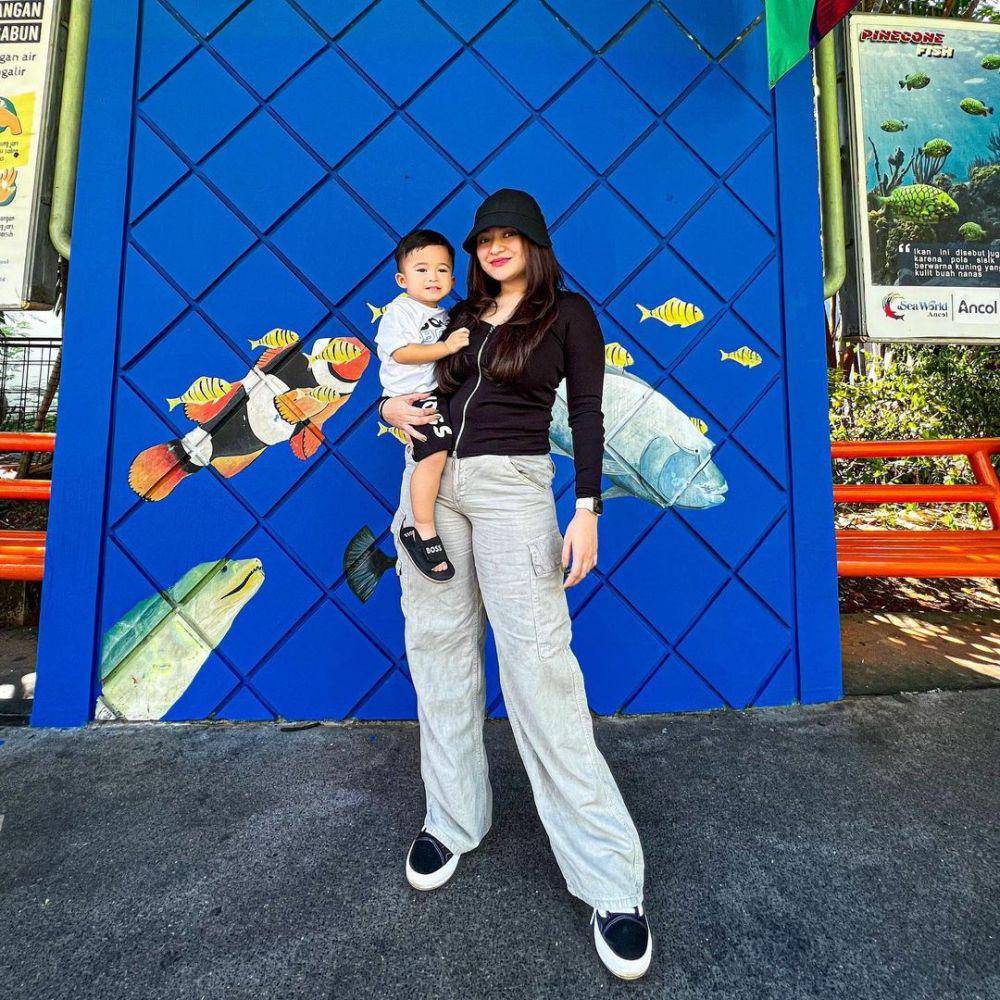Celana panjang ala Nathalie Holscher (instagram.com/nathalieholscher)