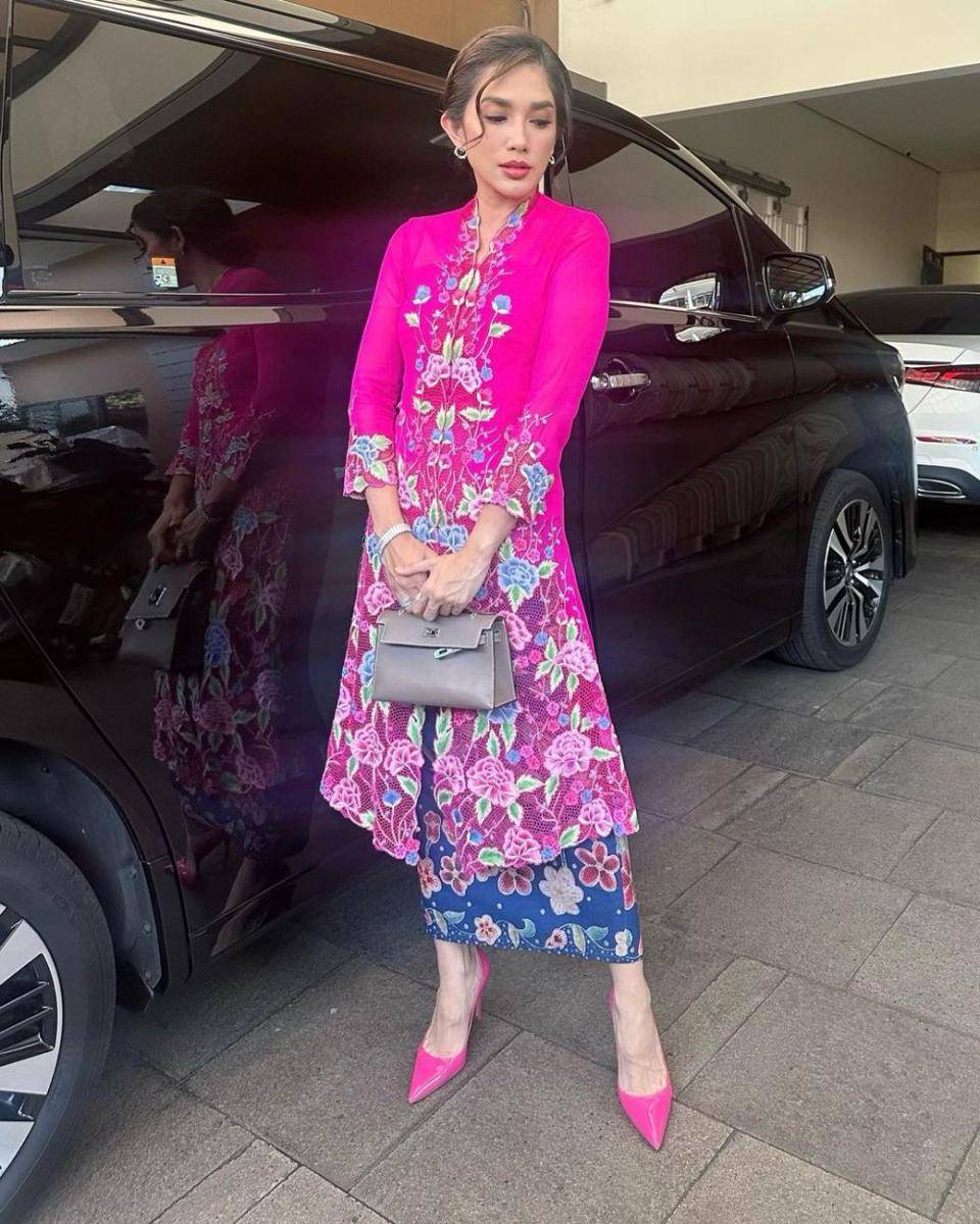 Baju pesta glamor Ussy Sulistiawaty (instagram.com/ussypratama)