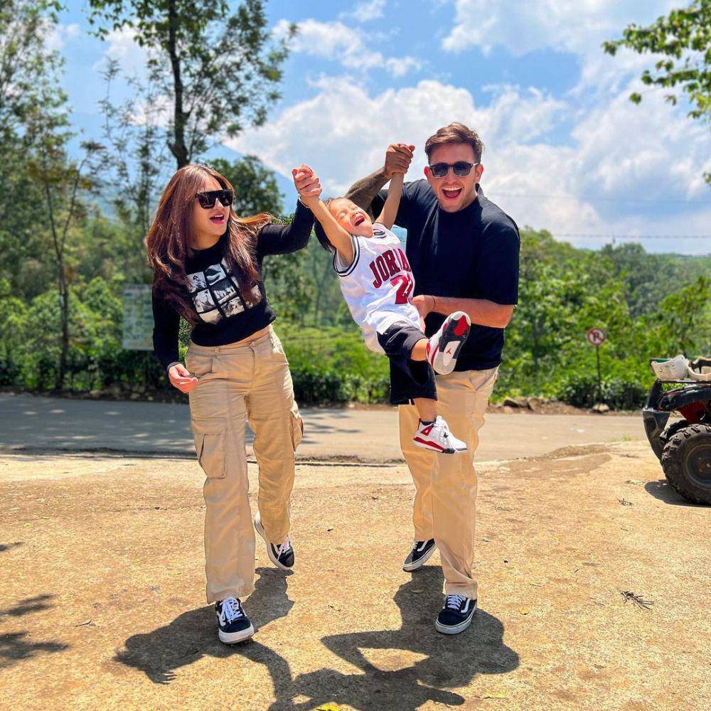 Celana panjang ala Nathalie Holscher (instagram.com/nathalieholscher)