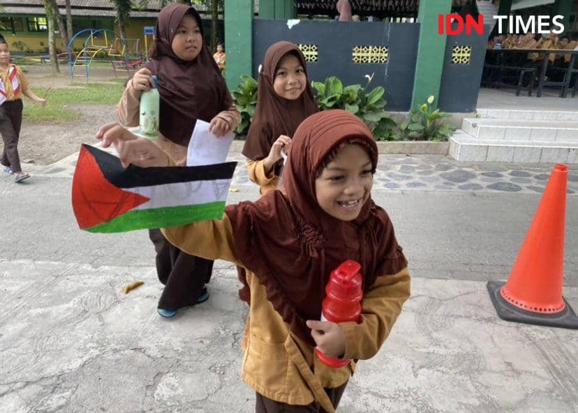 SDS IT Siti Hajar menggalang dana untuk Palestina (IDN Times/Indah Permata Sari)