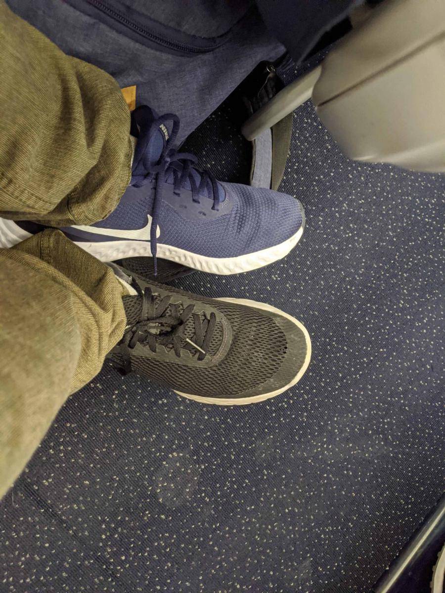 potret momen kocak salah pakai sepatu (reddit.com/user/Huuf)