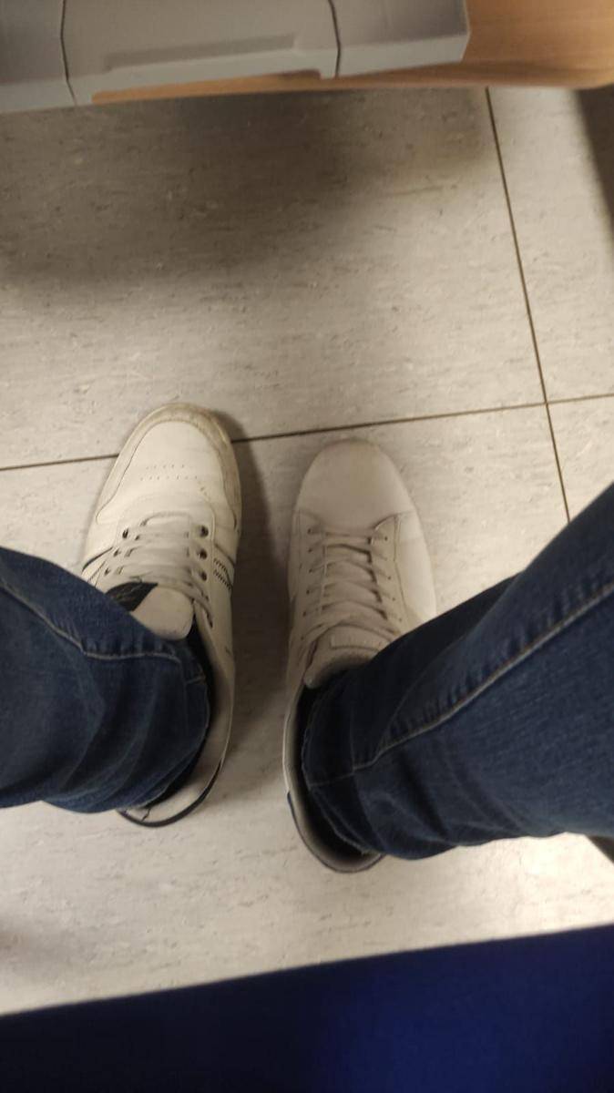 potret momen kocak salah pakai sepatu (reddit.com/user/Cheese_Lover_4ever)