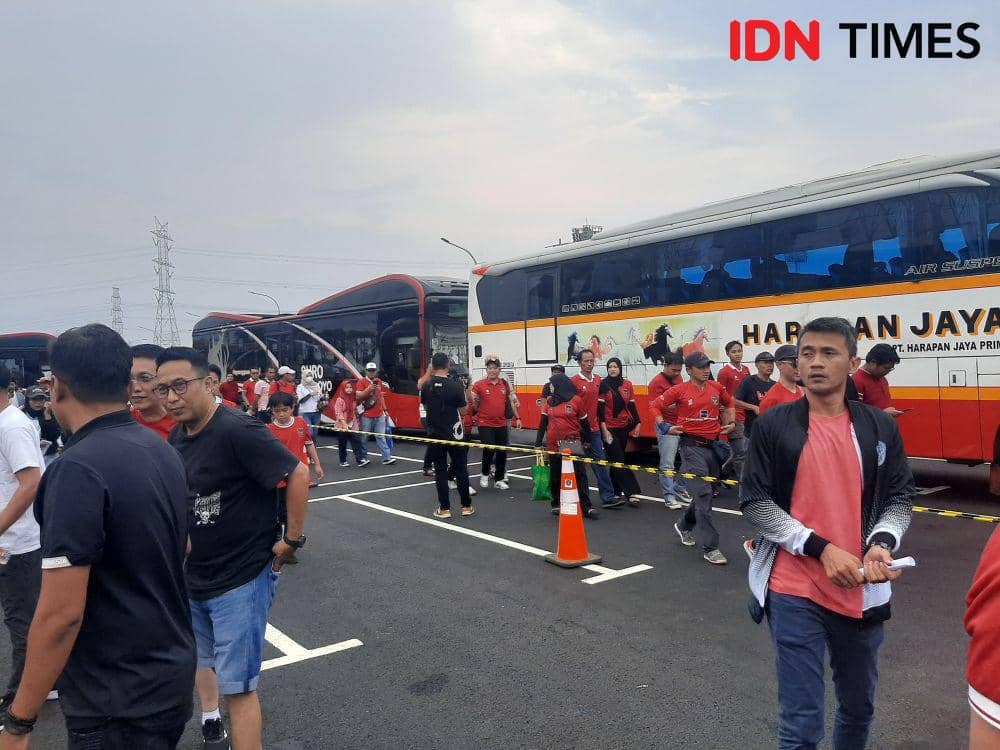 Antusiasme suporter Indonesia untuk menyaksikan pembukaan Piala Dunia U-17 2023 di Stadion Gelora Bung Tomo. (IDN Times/Satria Permana)