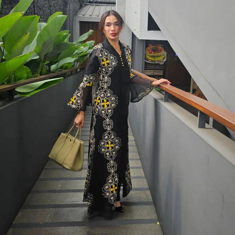 Baju pesta glamor Ussy Sulistiawaty (instagram.com/ussypratama)
