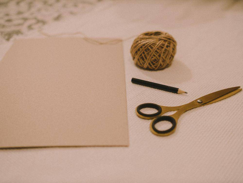 Ilustrasi potong kardus dengan gunting atau cutter (Unsplash.com/Andrey Novik)