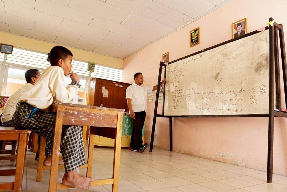 Ilustrasi guru mengajar di sekolah. (ANTARA FOTO/Adiwinata Solihin)