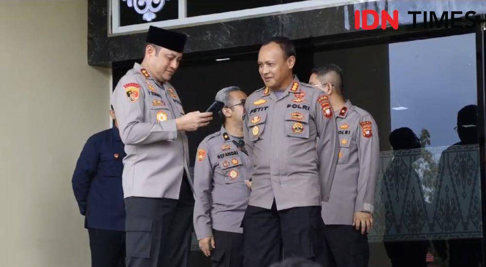 Kapolda Kalbar, Irjen Pol Pipit Rismanto (kiri), dan Kabid Humas Polda Kalbar, Petit (kanan). (IDN Times/Teri).