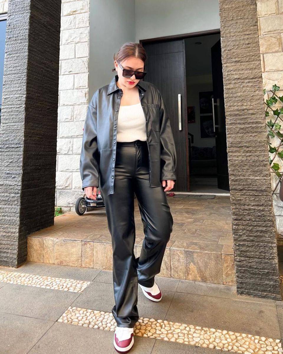 Celana panjang ala Nathalie Holscher (instagram.com/nathalieholscher)