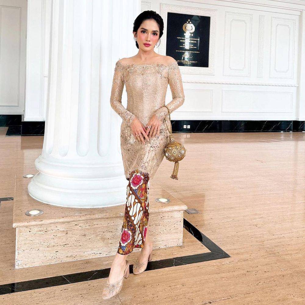 Baju pesta glamor Ussy Sulistiawaty (instagram.com/ussypratama)