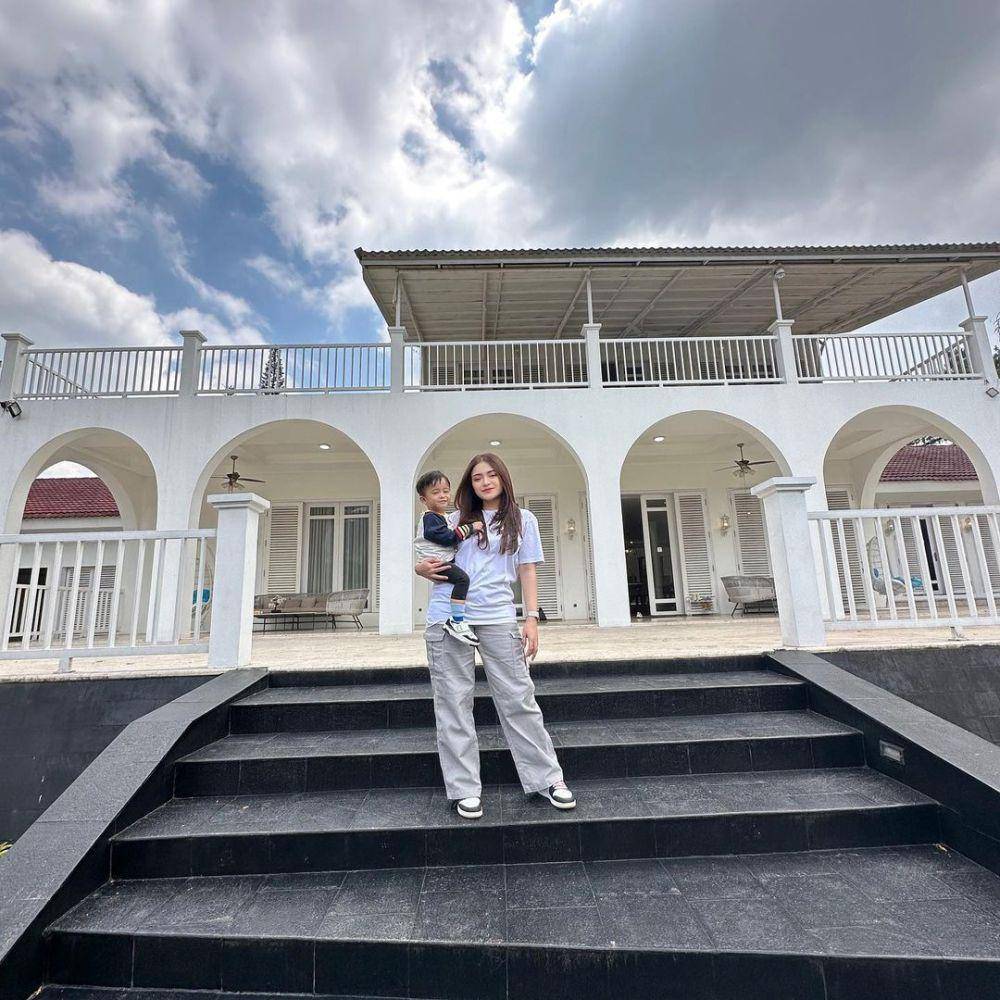 Celana panjang ala Nathalie Holscher (instagram.com/nathalieholscher)