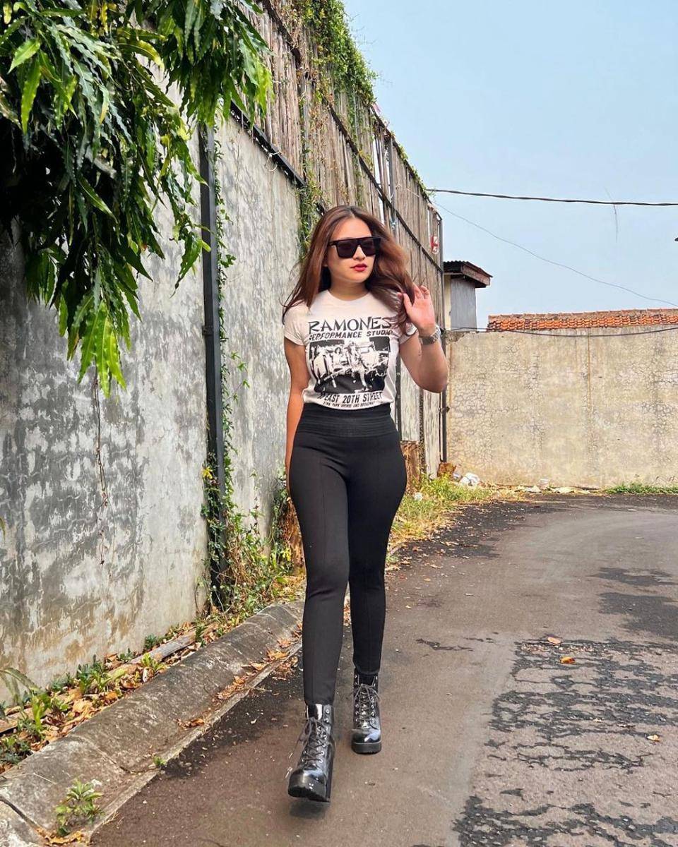 Celana panjang ala Nathalie Holscher (instagram.com/nathalieholscher)