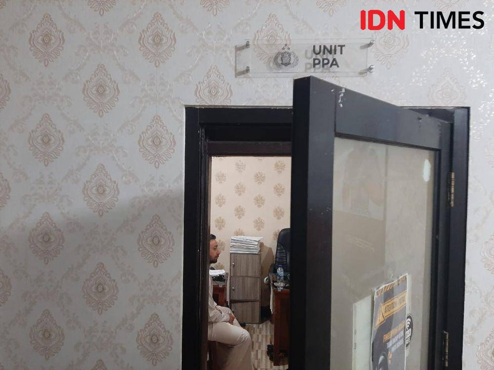 WNA berinisial T saat dimintai keterangan PPA Polres Metro Depok, diduga melakukan kekerasan seksual kepada anak dibawah umur. (IDNTimes/Dicky)