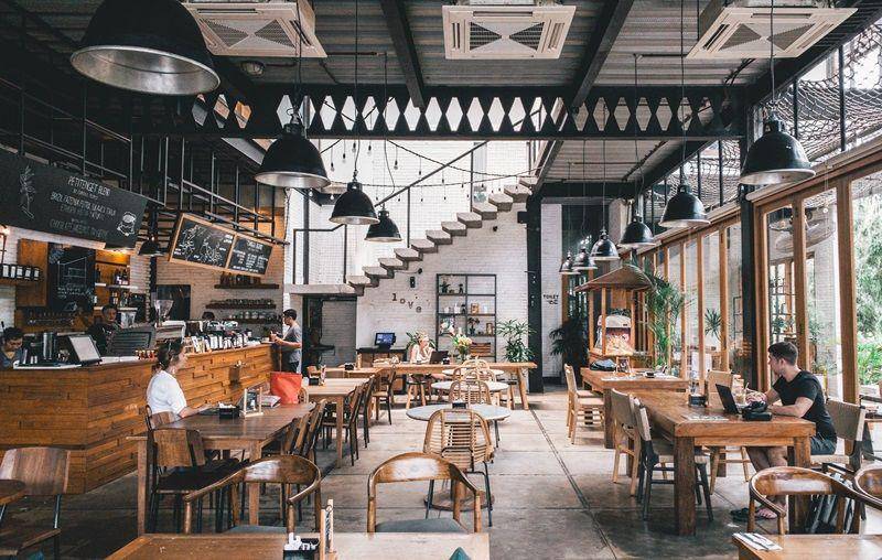 ilustrasi makan di restoran (unsplash.com/shawnanggg)