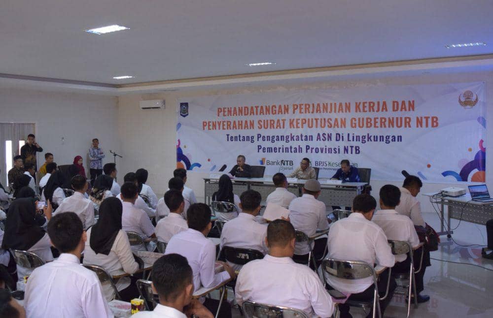 Penyerahan SK pengangkatan 71 PPPK Pemprov NTB, Kamis (9/11/2023). (dok. Istimewa)