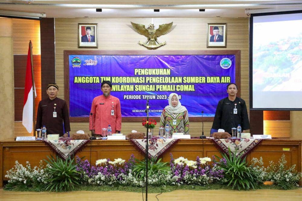 Sekda Jateng Sumarno bersama Kepala Pusdataru Jateng Eko Yunianto. (IDN Times/Fariz Fardianto)
