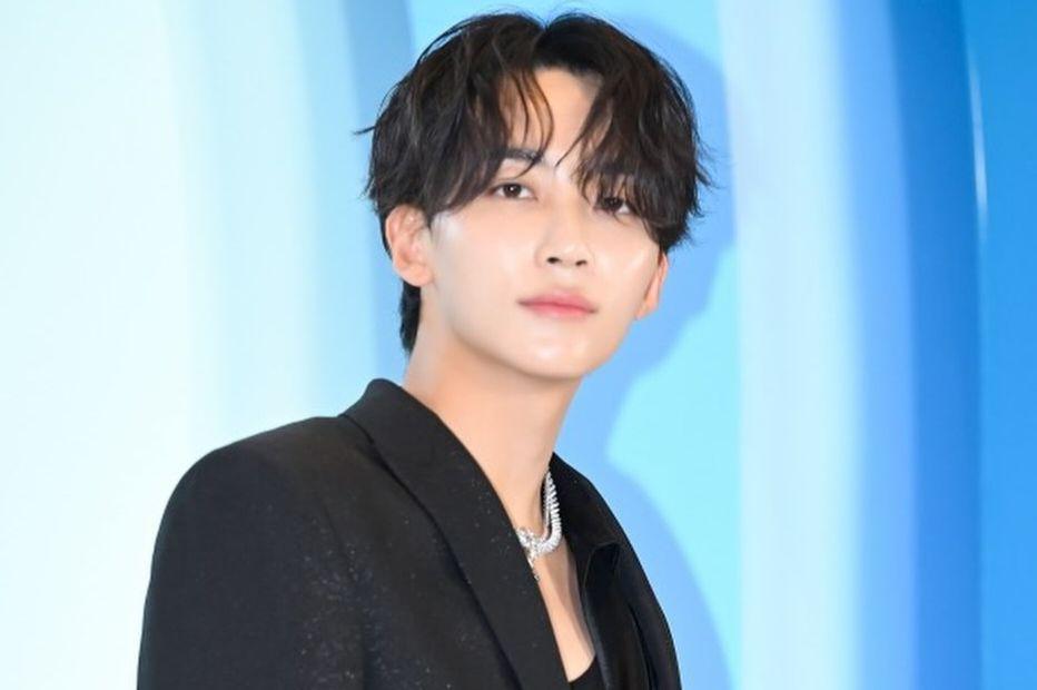 7 Potret Jeonghan SEVENTEEN di Acara Fred Exhibition, Tampil Berkilau