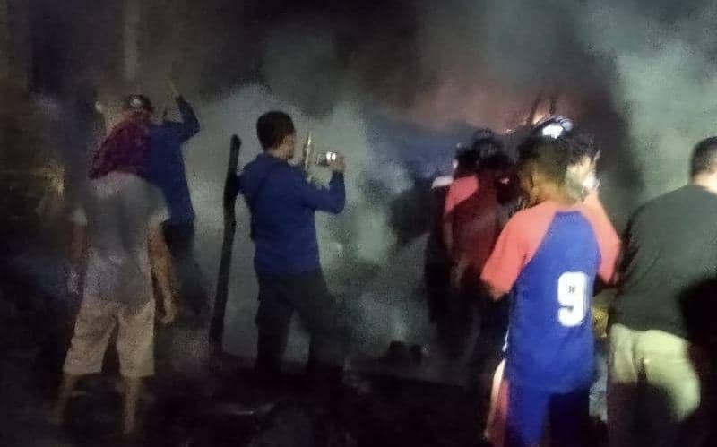 Foto petugas Damkar dan warga usai padamkan api (Dok/Istimewa)