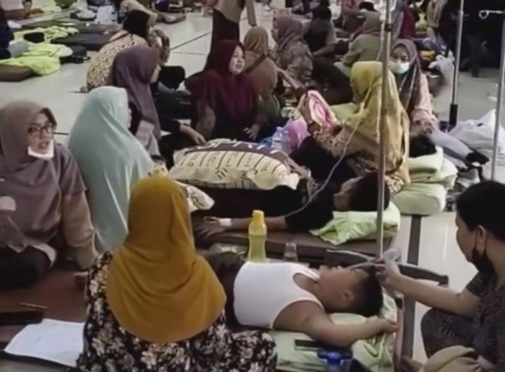 (Para pelajar SD dan SMP IT Islahul Ummah Prabumulih saat dirawat akibat keracunan makanan) IDN Times/istimewa