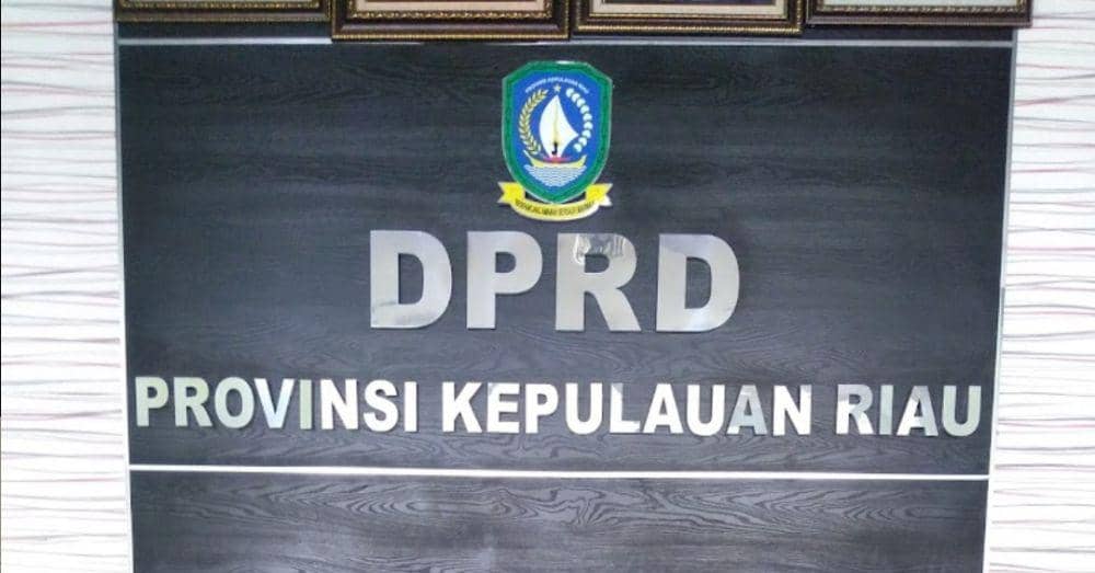 Papan nama DPRD Provinsi Kepulauan Riau (istimewa)