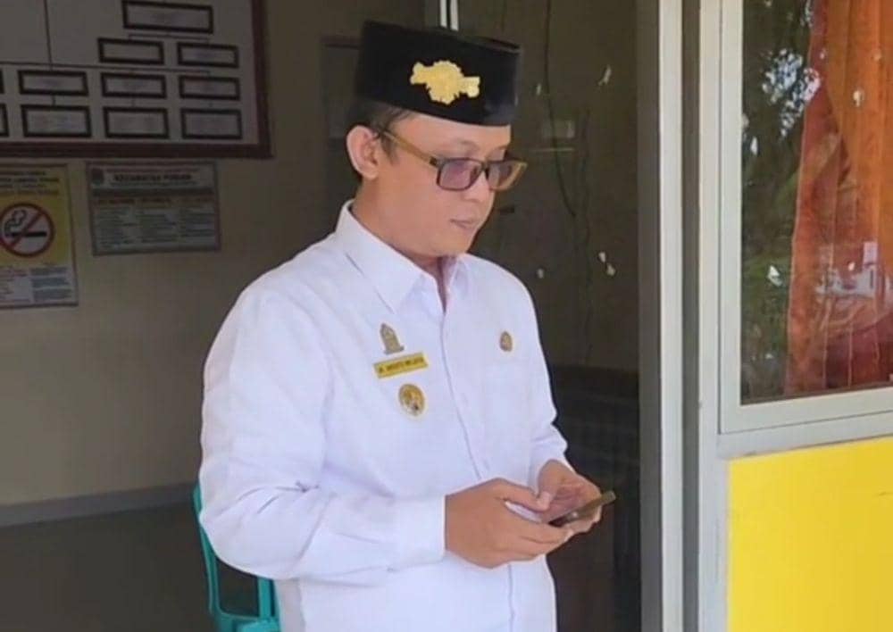 Penampakan Wabup Ardito mengakhiri sidaknya di kantor Kecamatan Pubian. (TikTok/@barakcodam).