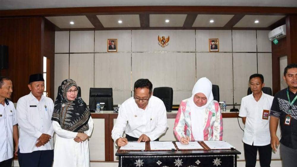 Pj. Bupati Lotim bersama dengan direktur Bank NTB Syariah tandatangani kesepakatan kartu kredit pemerintah (dok. Humas Protokol Pemkab Lotim)