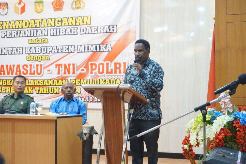 Asisten II Bidang Ekonomi dan Pembangunan Setda Mimika, Willem Naa, saat membacakan sambutan Bupati Mimika. (IDN Times/Endy Langobelen).