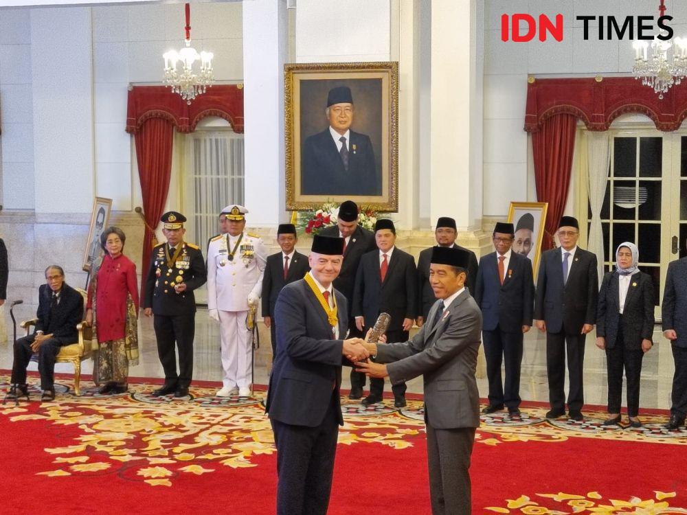 Alasan Jokowi Beri Tanda Bintang Jasa ke Presiden FIFA