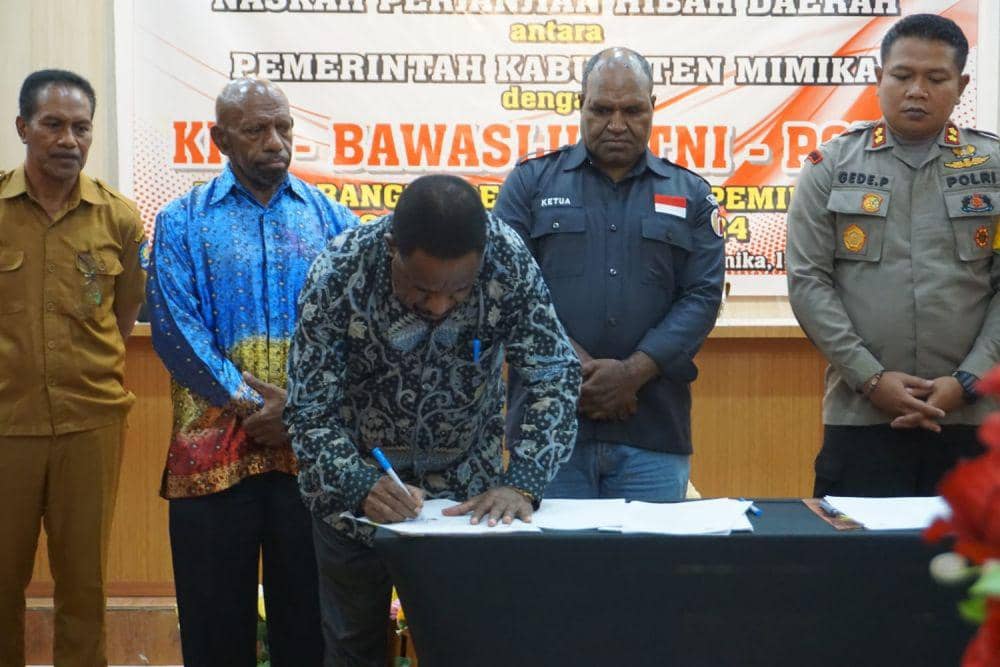 Penandatanganan NPHD oleh Asisten II Bidang Ekonomi dan Pembangunan Sekretariat Daerah Mimika, Willem Naa. (IDN Times/Endy Langobelen)