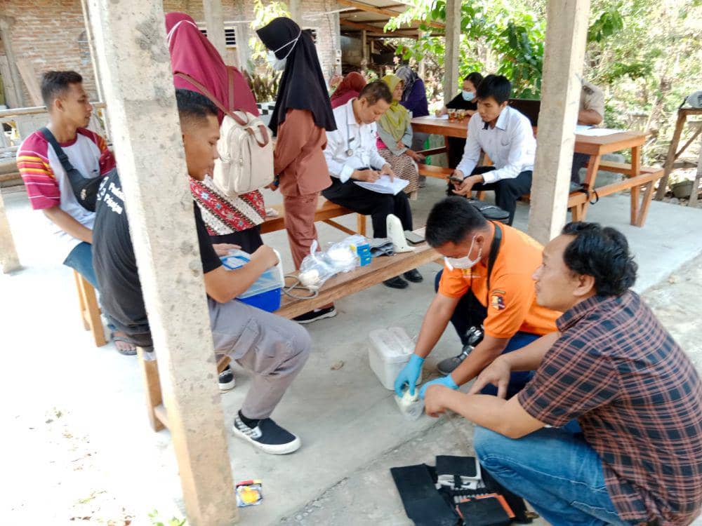 Penyidik mengambil sampel sayur kubis untuk diperiksa di laboratorium.(Dok.Polres Bantul)