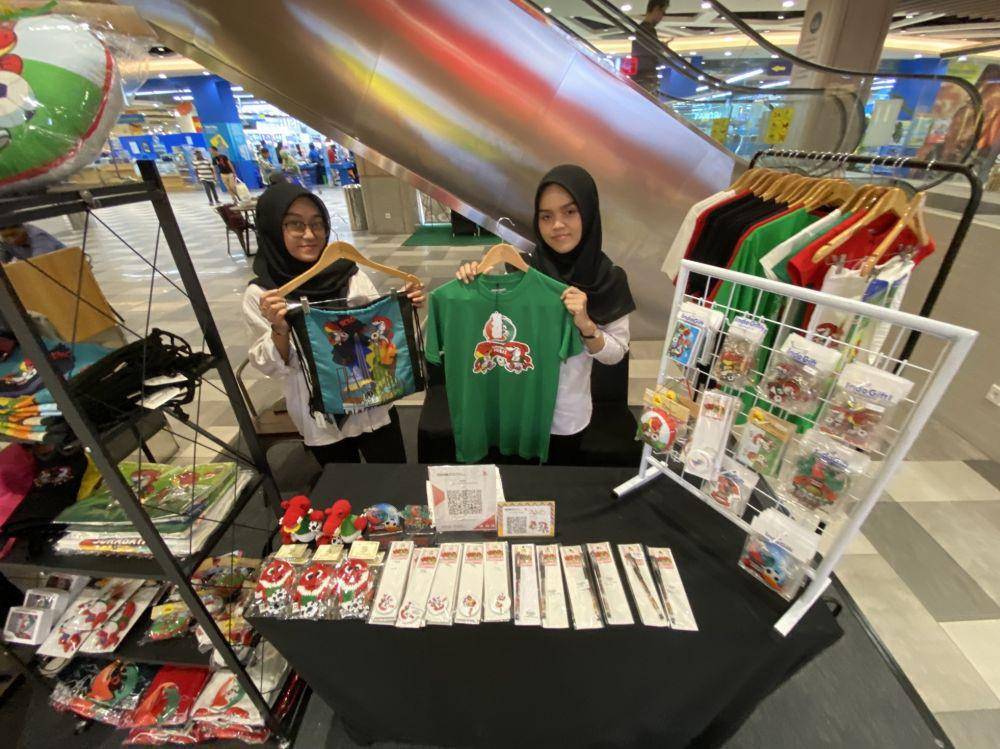 Pengunjung bisa mendapati lokasi penjualan merchandise atau souvenir Piala Dunia U-17 di beberapa lokasi di Surabaya. (Dok. Diskominfo Surabaya).