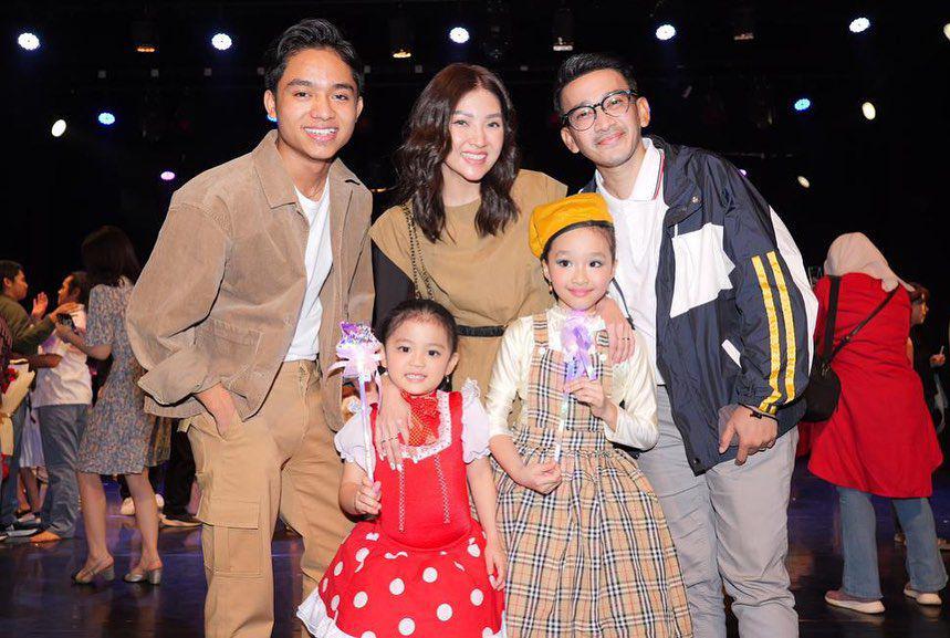 7 Momen Ruben Onsu dan Keluarga Nonton Pentas Balet Thalia dan Thania
