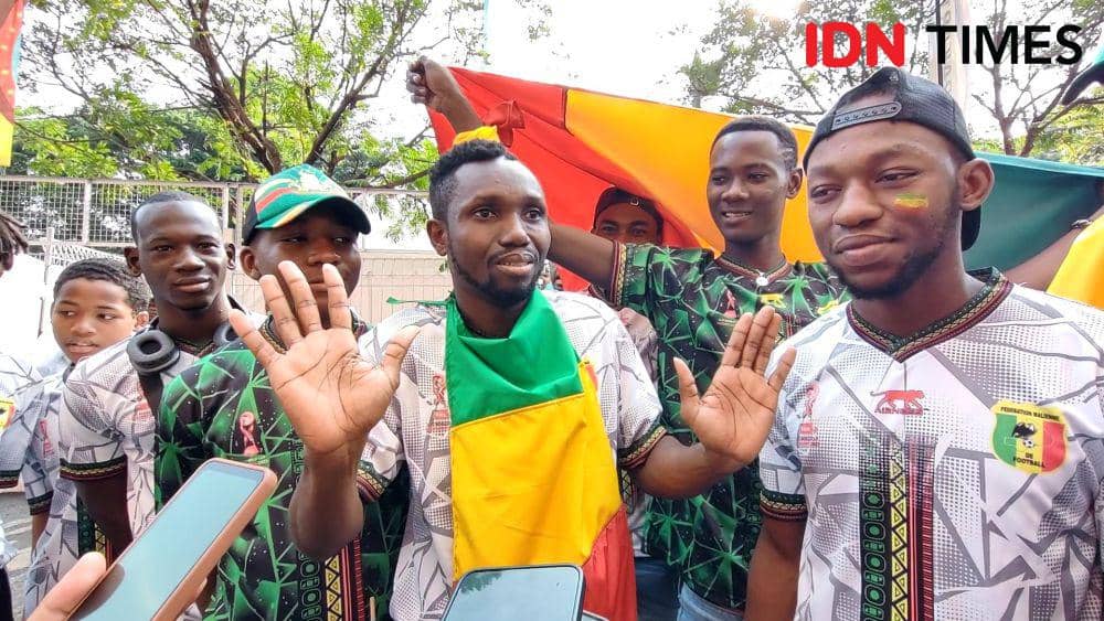 Suporter Timnas Mali di Stadion Manahan Solo. (IDN Times/Larasati Rey)