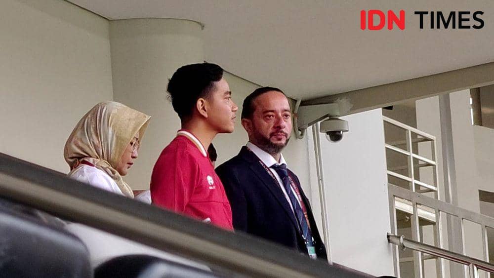 Gibran Rakabuming menyaksikan pertandingan Mali vs Uzbekistan di Stadion Manahan Solo. (IDN Times/Larasati Rey)